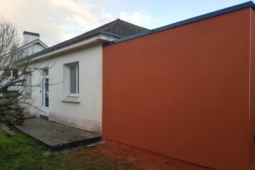 ANNEXE DE JARDIN BETON ENDUIT ACCOLEE PAR ABRIDIS